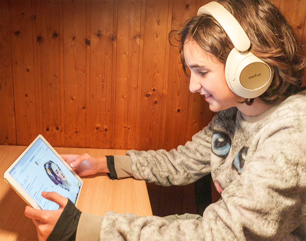 Kind löst Aufgaben mit KI-Tutoren